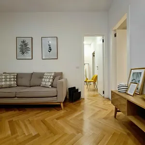 https://serendipity-apartments-duomo.italymilanhotels.net